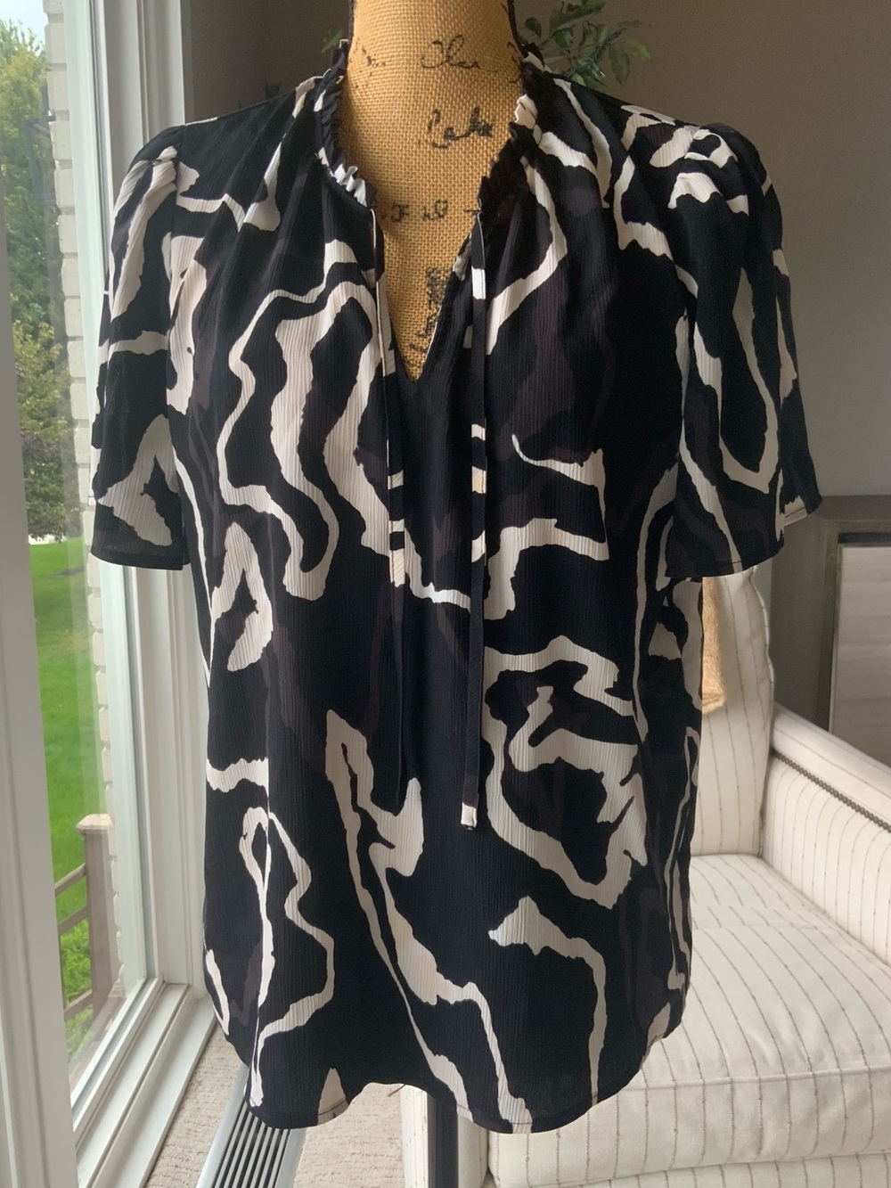 Black & White Abstract Tie-Neck Women's Blouse Nine West Size L